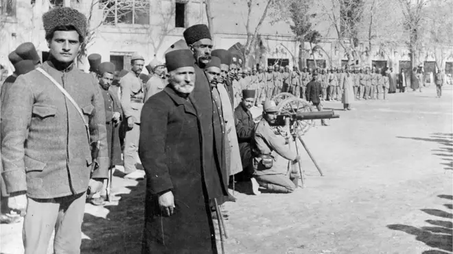 İran Azərbaycanı yaranmaqda olan bufer zonası kimi görürdü - Azərbaycan faktoru İranı Rusiya ilə ümumi sərhədi bölüşmək ehtiyacından azad edirdi. (Arxiv foto: 1911-ci il Tehran, İran hərbçiləri)
