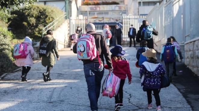 Crianças chegando à escola em Jerusalém, em 21 de fevereiro