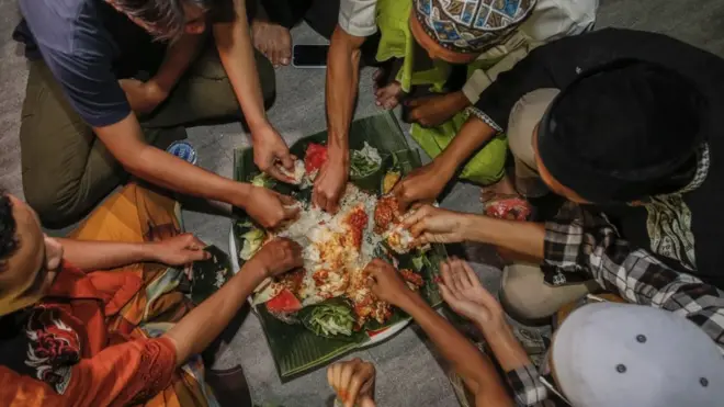 Ilustrasi: Suasana buka puasa di sebuah masjid di Denpasar, Bali, 12 April 2022.