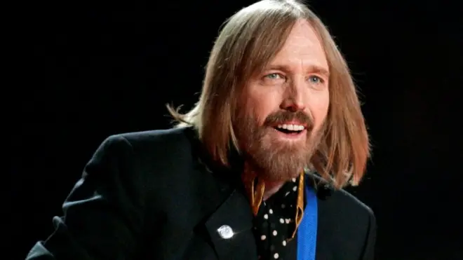 Tom Petty tocando la guitarra (Crédito de foto: Reuters)