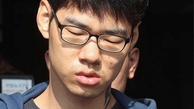 PC방 아르바이트생을 살해한 혐의로 구속된 피의자 김성수(29)가 22일 오전 정신감정을 받기 위해 서울 양천경찰서에서 국립법무병원 치료감호소로 이송되고 있다