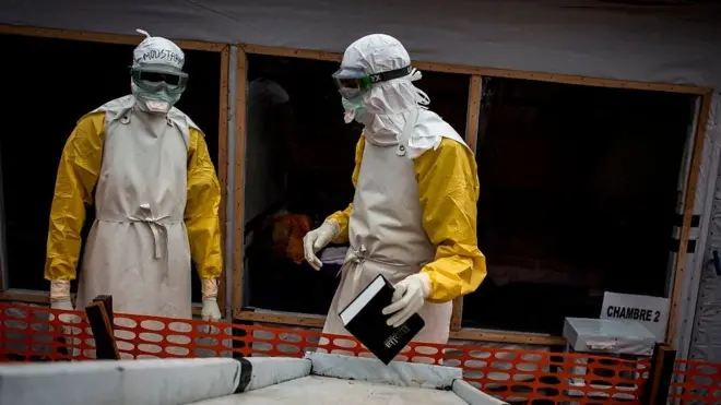 Des agents de santé dans un centre de traitement d'Ebola en RDC