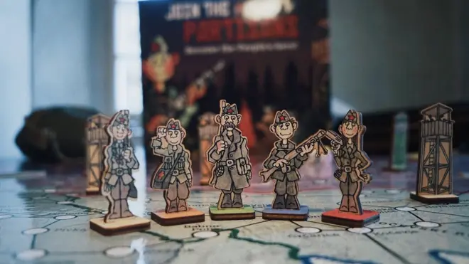 Figurice slovenačkih partizana među kojima je i drugarica Olga (skroz levo) koja je posvećena nedavno preminuloj narodnoj heroini Andreani Družini. Njena figurica nije bila deo osnovnog paketa prve verzije igre na slovenačkom jeziku, već je poklanjana nekim kupcima