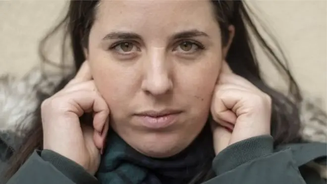 Марго затуляє собі вуха