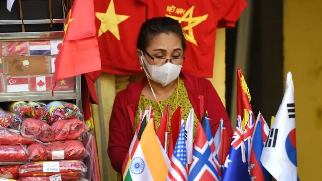 Một người bán hàng đeo khẩu trang phòng chống dịch bệnh viêm đường hô hấp cấp do chủng mới của virus COVID-19