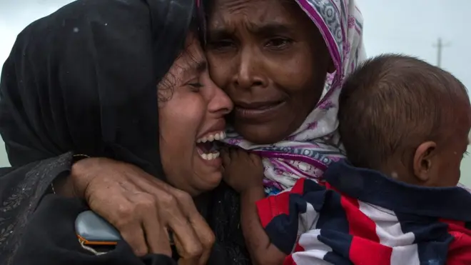 Keluarga Rohingya tidak mampu menahan emosi setelah terpisah dan bertemu kembali di wilayah Whaikhyang, Bangladesh, 8 September 2017.
