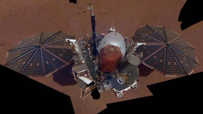 Foto de la sonda espacial Insight sobre la superficie de Marte