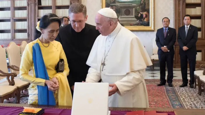 ဒေါ်အောင်ဆန်းစုကြည်နဲ့ ပုပ်ရဟန်းမင်းကြီး ဖရန်စစ်