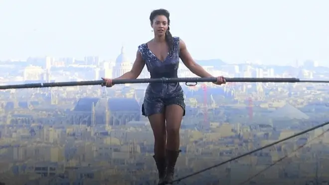 فرنسية تمشي على حبل بارتفاع 35 مترا `