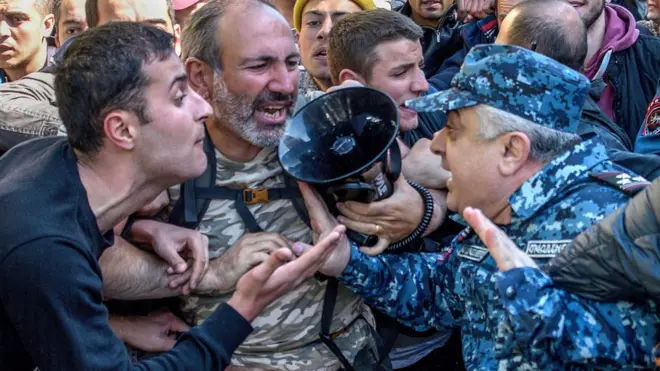 Стычка демонстрантов с полицией