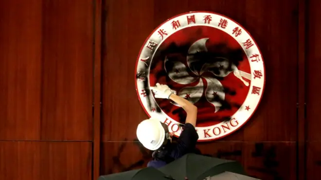 香港反对《逃犯条例》修正案示威者涂黑悬挂在立法会议事厅正上方之香港区徽（2/11/2019）