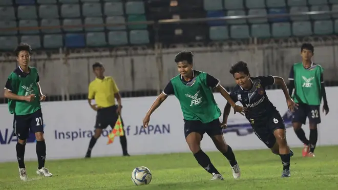 လေ့ကျင့်နေတဲ့ မြန်မာ အမျိုးသမီး အသင်း