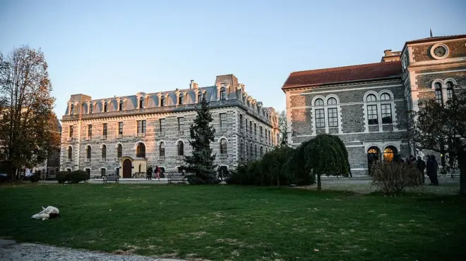 Kararla beraber Boğaziçi Üniversitesi'ne hukuk ve iletişim fakülteleri de kuruldu.