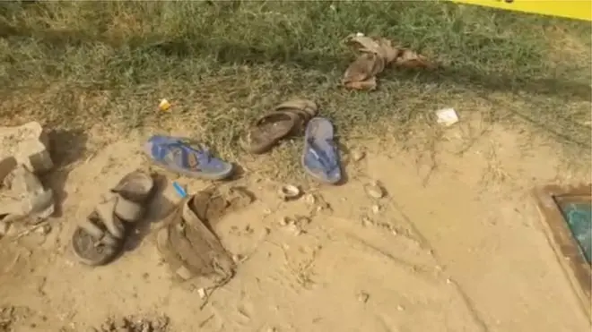 सफ़ाई कर्मचारियों के चप्पल