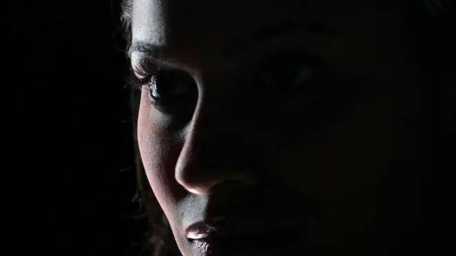 Женщина в темноте