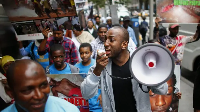 L'association des parents des victimes lors d'une manifestation pour réclamer justice