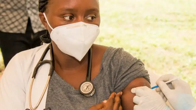 Umuganga uri gukingirwa ku bitaro bya Nyamata mu karere ka Bugesera