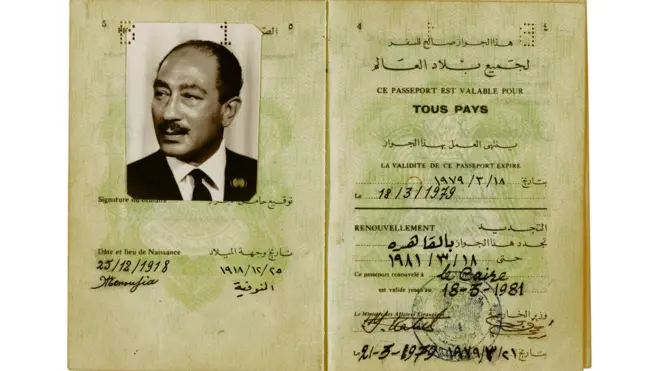تحتوي الصفحتان الثانية والثالثة من جواز سفر السادات على بيان مطبوع من وزير الخارجية يطلب تقديم العون والمساعدة لحامله.