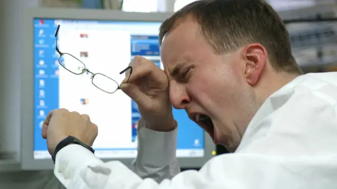 Чоловік нудьгує на роботі