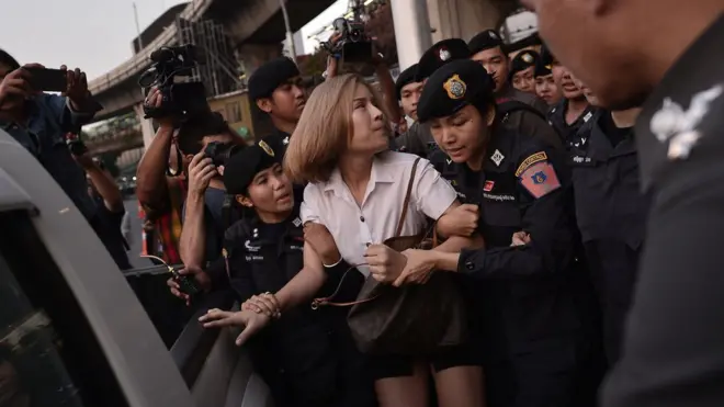 ตำรวจหญิงปฏิบัติหน้าที่