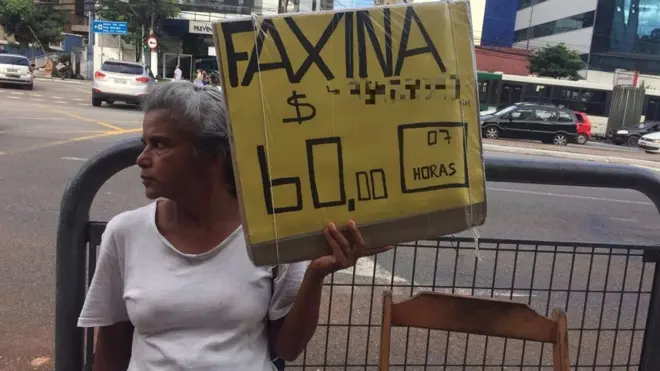 Rosana da Silva exibe um pedidoemprego todos os dias na Vila Mariana, bairro da zona sulSão Paulo | Foto: Leandro Machado/BBC Brasil