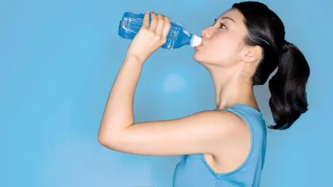 كم كوبا من الماء يجب أن نشربه يوميا؟