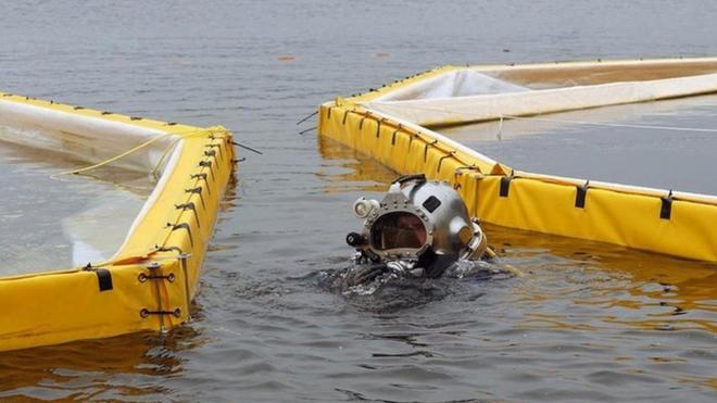 潜水员在水下放置沙袋以加固北湖实验湖区的围栏 (Credit: Lesley Evans Ogden)