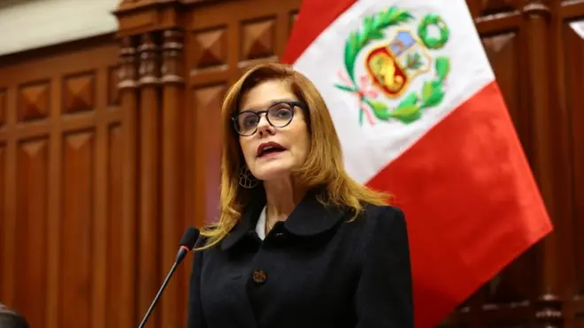 La vicepresidenta Mercedes Aráoz asumió como "presidenta en funciones" de Perú en una ceremonia celebrada en el Congreso en la noche del lunes.