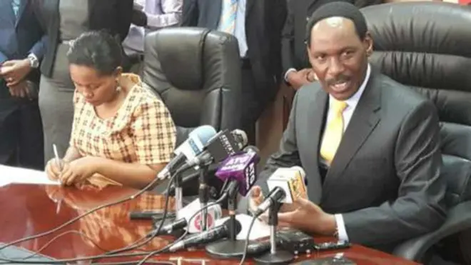 Ezekiel Mutua ( kulia) amesema Takataka umeimbwa kwa lugha katili na unawafanya wanawake kuonekana kama vifaa na kuhimiza wanaume wawaumize