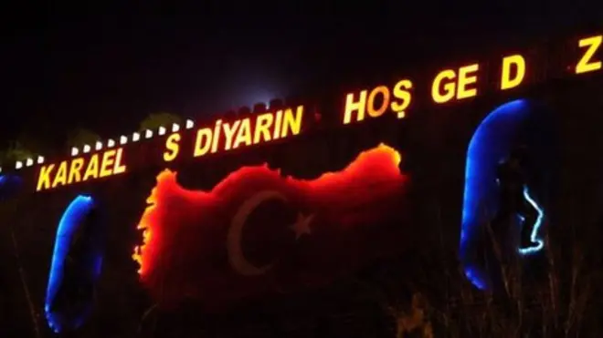 Şehrin girişinde kaderine terk edilen "Karaelmas diyarına hoşgeldiniz" yazısının bazı harfleri sönmüş. Zonguldaklılar da şehrin kaderine terk edildiğini, gözden çıkarıldığını düşünüyor.