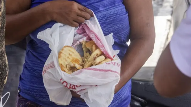 Famílias exibem pães recém-encontradosfluminense x grêmio palpitescaminhãofluminense x grêmio palpiteslixo