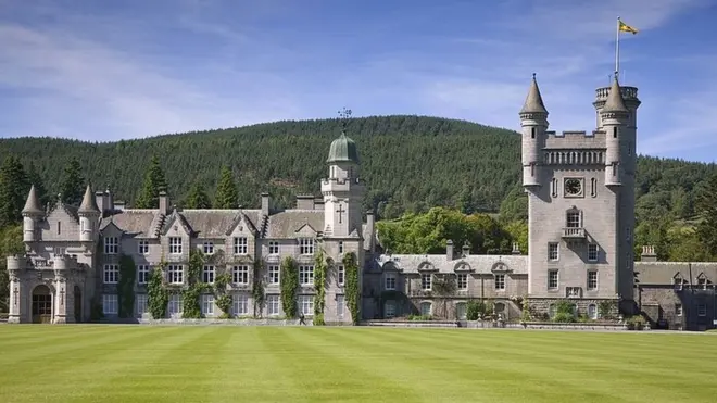بیلمورل قلعہ سنہ 1852 سے برطانوی شاہی خاندان کی رہائش گاہوں میں سے ایک رہا ہے