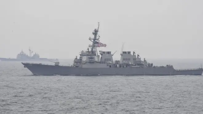 Американские военные моряки запросили помощи у местной береговой охраны