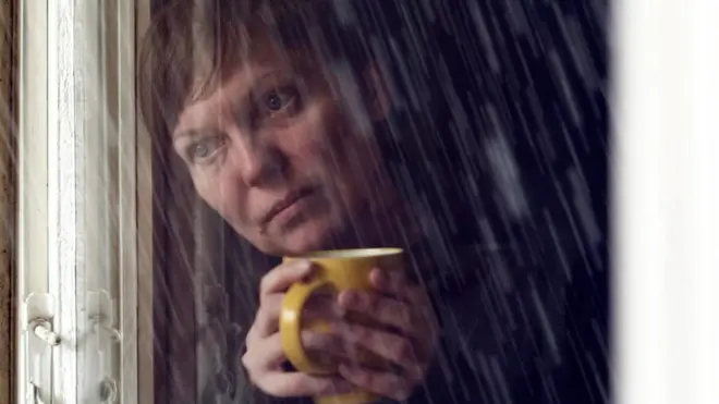 سيدة تحتسي مشروبا دافئا