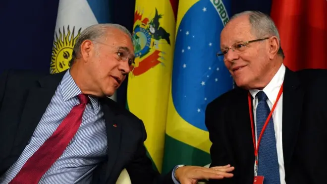 El presidente peruano Pedro Pablo Kuczynski (der) se ha reunido con el secretario de la OCDE, José Ángel Gurría, para buscar el acceso de su país al organismo.