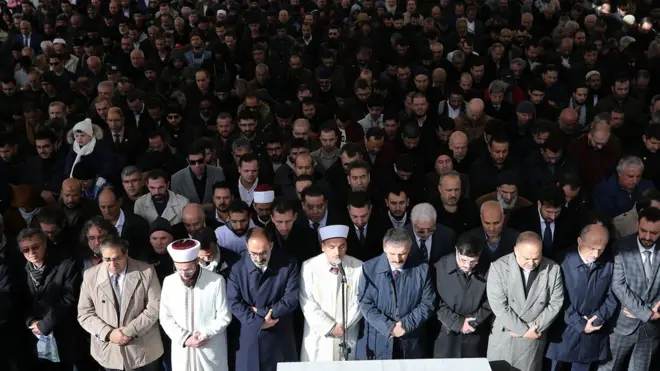 أُقيمت صلاة الغائب على جمال خاشقجي في عدد من المدن حول العالم، من بينها أسطنبول، بخلاف الصلاة عليه في المسجد النبوي والحرم المكي في السعودية