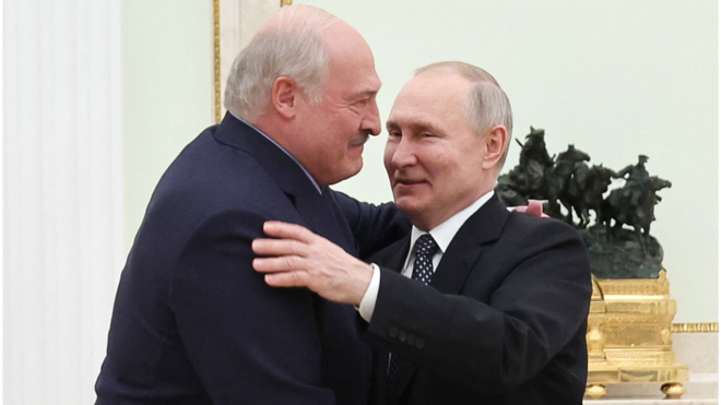 Les présidents Loukachenko de la Biélorussie (g) et Poutine de la Russie (d)