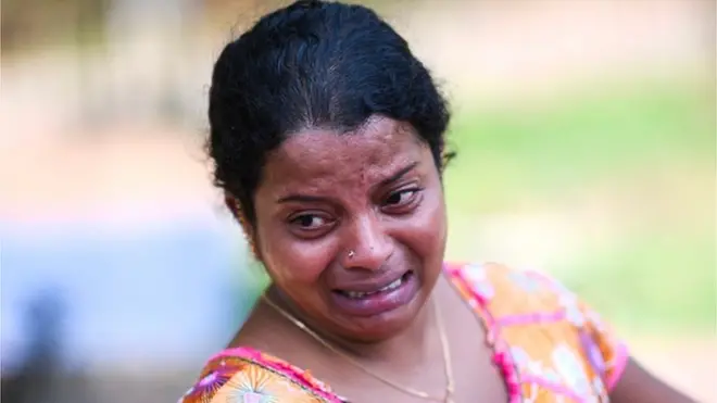 శ్రీలంక పేలుళ్లలో తమవారిని కోల్పోయి రోదిస్తున్న మహిళ