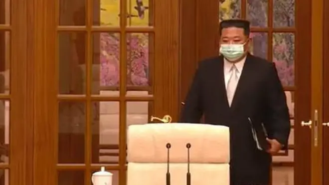 김정은 위원장이 정치국 회의에 마스크를 쓰고 참석하는 장면