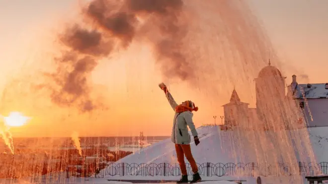 Elena Deleske in Tobolsk did the dubak challenge with a sunset backdrop