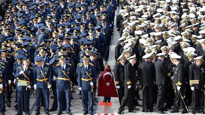 Deniz Kuvvetleri Komutanlığı'ndan 113, Hava Kuvvetleri Komutanlığı'ndan 427 askeri personel görevlerinden uzaklaştırıldı.