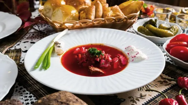 Хоча росіяни вважають борщ своєю національною стравою, протягом століть він був щоденною їжею українців