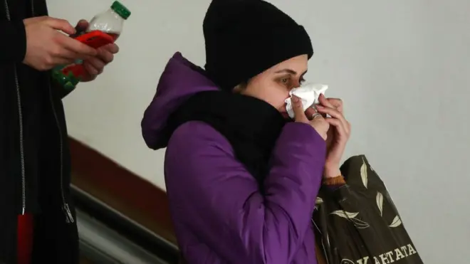 امرأة تمسك منديلا