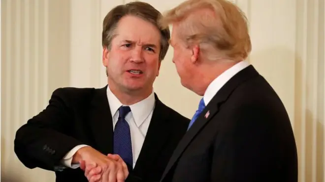 布萊特 · 卡瓦諾 （Brett Kavanaugh）在2018年7月9日被提名為聯邦最高法院大法官（圖為布萊特· 卡瓦諾和特朗普）。