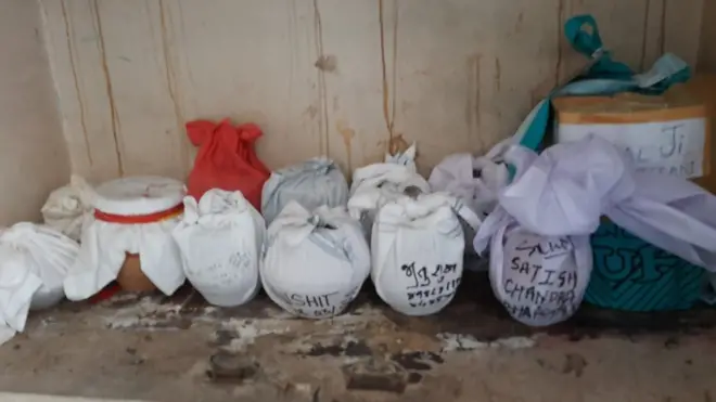 વિસર્જનની રાહ જોતી અસ્થિઓ