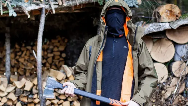 우크라이나 전쟁 동원령을 피하고자 아담 칼리닌은 4개월째 러시아의 황무지에서 살아가고 있다