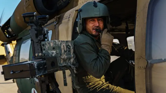 अफगाणिस्तानात अमेरिका-ब्रिटनच्या सैन्यानं 20 वर्षं राहून काय साध्यं केलं?