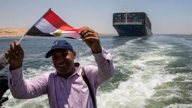 رجل يرفع علم قناة السويس