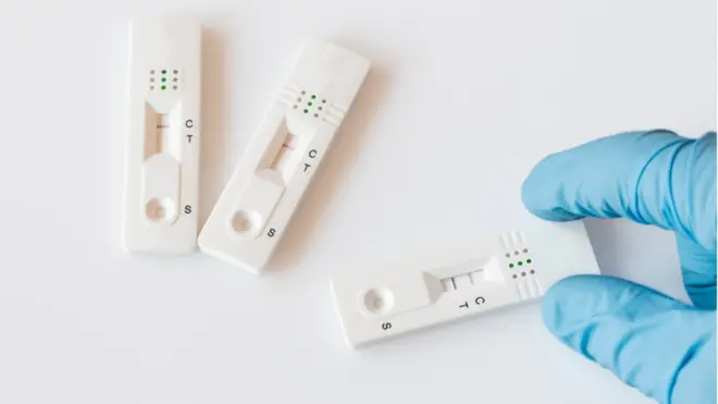 Los especialistas advierten que un resultado negativo en los primero días de síntomas deben ser tomados con cautela