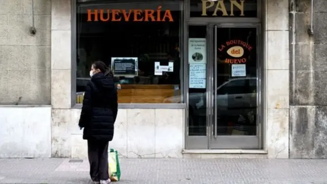 Bağlı mağazalar, işsiz insanlar, iqtisadiyyatda tələb və təklifin çöküşü - pandemiyanın 100 il əvvəldən tanış olan mənzərəsi